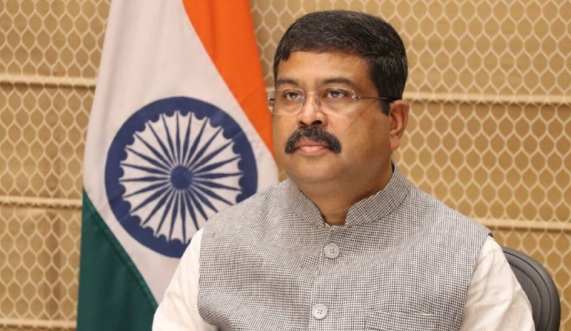 ‘கரப்பான் பூச்சி’ எதிர்ப்புப் போராட்டங்களை தொடர்ந்து இந்தியக் கல்வி அமைச்சர் பதவி விலகல்