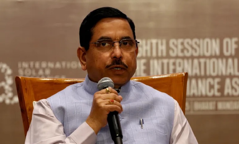 இந்தியாவின் புதிய கல்வி அமைச்சராக பிரல்ஹாத் ஜோஷி நியமனம்
