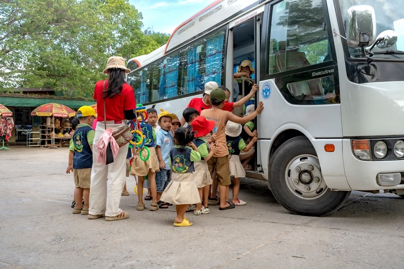பிரித்தானியாவில் குழந்தைகளுக்கு இலவச பேருந்து சேவை அறிமுகம்