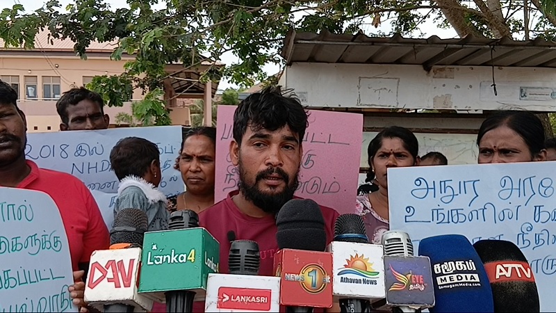 கண்டாவளை பிரதேச செயலகம் முன்பாக கவனயீர்ப்பு போராட்டம்