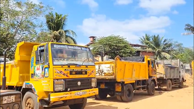 கிளிநொச்சியில் வீதிச் சோதனை சாவடியில் பொலிசாருக்கு லஞ்சம் வழங்க முற்பட்ட 6 பேர் கைது