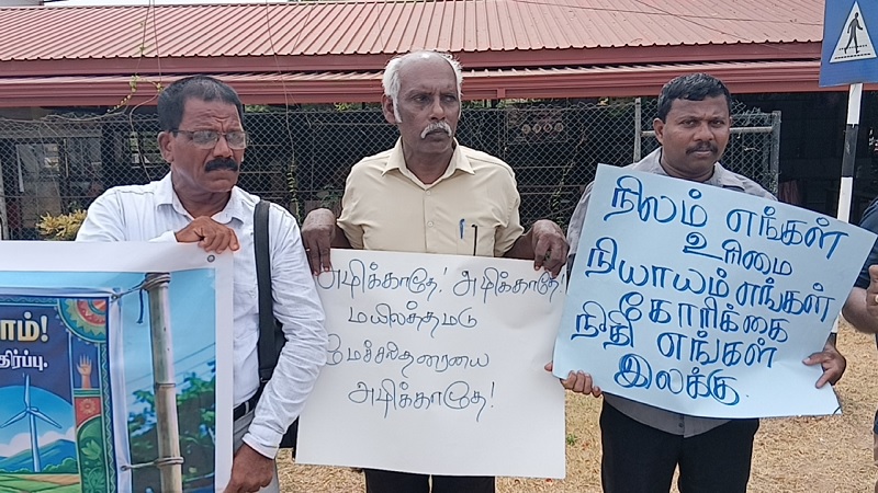 கிளிநொச்சியில் பூர்வீக நிலங்களை ஒப்படைக்க அரசை வலியுறுத்தி போராட்டம்
