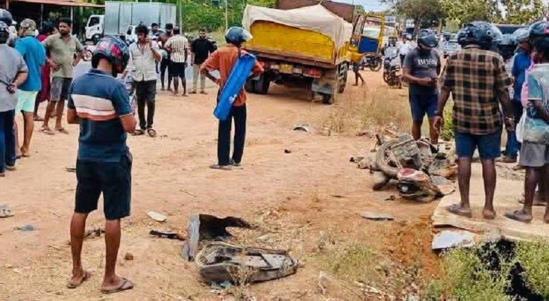 கிளிநொச்சியில் டிப்பர் மோட்டார் சைக்கிள் விபத்தில் கணவன் மனைவி படுகாயம்