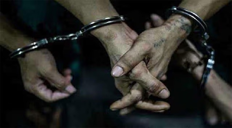 சட்டவிரோதமாக கடல்வழியாக இந்திய சென்ற 13 பேர் கைது