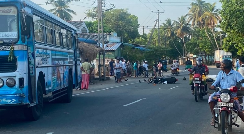 தனியார் பேருந்துடன் நேருக்கு நேர் மோதிய மோட்டார் சைக்கிள் - ஒருவர் பலி