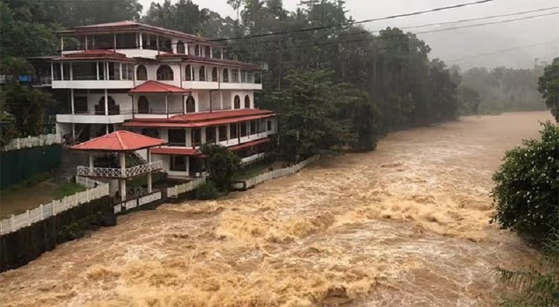 நாவலப்பிட்டியில் வெள்ளம் - 100 குடும்பங்கள் இடம்பெயர்வு