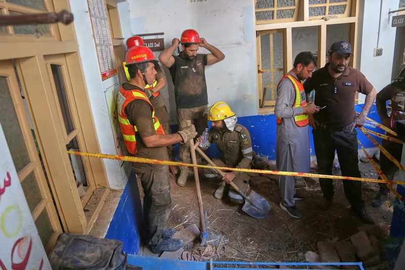 பாகிஸ்தான் பள்ளியில் மேற்கூரை இடிந்து விழுந்ததில் 34 மாணவர்கள் மற்றும் ஆசிரியர் மரணம்