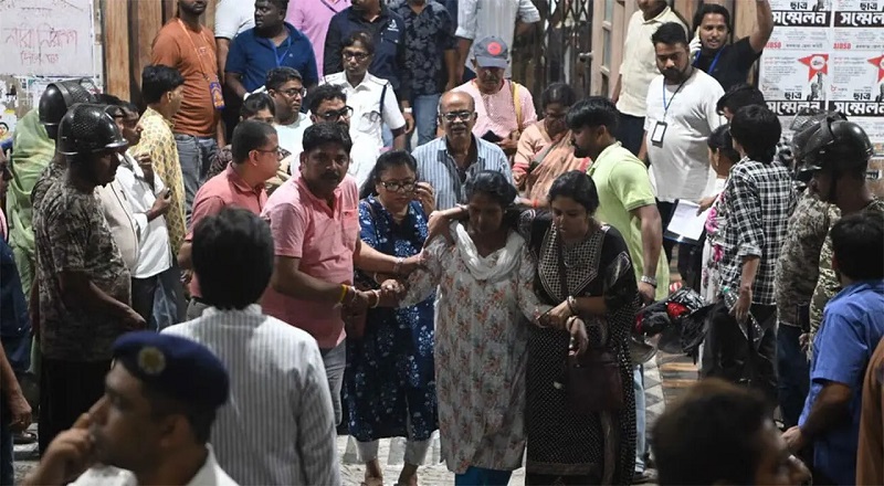 இந்தியாவில் மத விழாவில் கூட்ட நெரிசலில் சிக்கி குறைந்தது 17 பேர் உயிரிழப்பு!