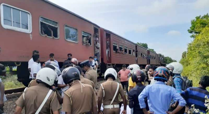 புகையிரதத்தில் மோதிய பேருந்து