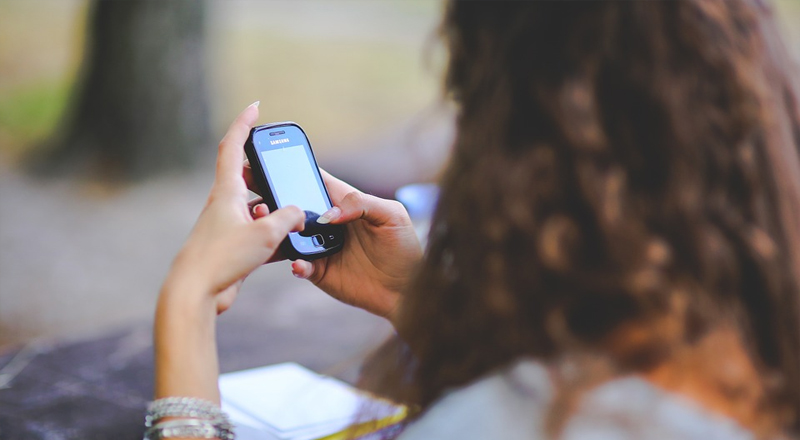 போலி பேஸ்புக்கணக்கில் நண்பியை விற்பனை செய்த யுவதி