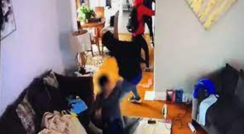 மீசாலை பகுதியில் ஆசிரியை வீட்டில் ஆயுதமுனையில் கொள்ளை