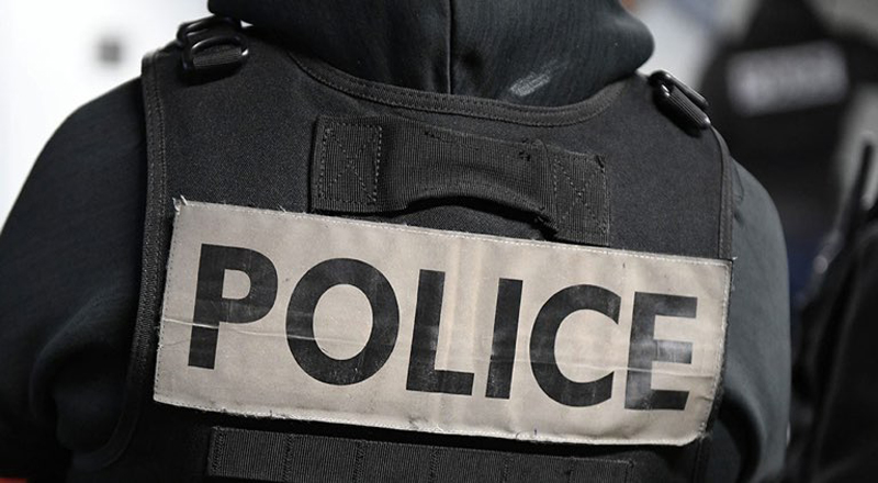 சிறுமிகளை பாலியல் தொழிலில் ஈடுபடுத்திய இருவரை காவல்துறையினர் கைது செய்துள்ளனர்.