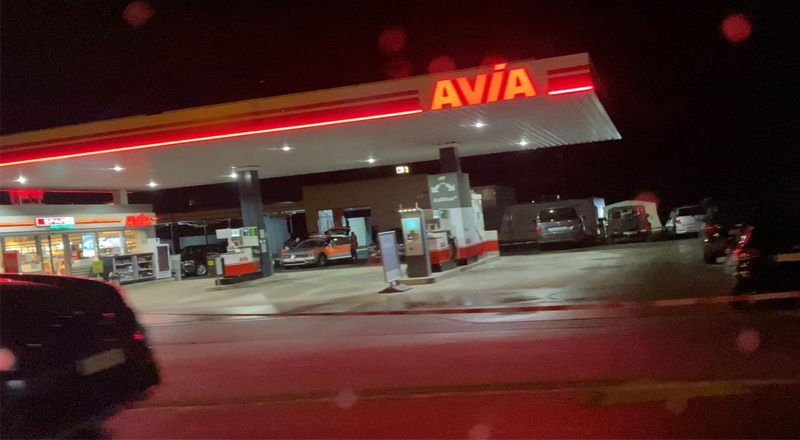 சுவிற்சலாந்து ஜியுன்சீ இல் உள்ள எரிபொருள் நிரப்பும் நிலையத்தில் மோதல். ஒருவர் பலி.