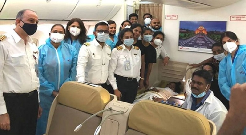 நடுவானில் விமானத்தில் குழந்தை பெற்றெடுத்த பெண்