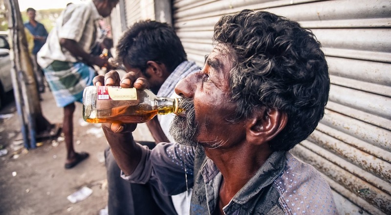 விடிய விடிய மது அருந்திய மூவர் உயிரிழப்பு 