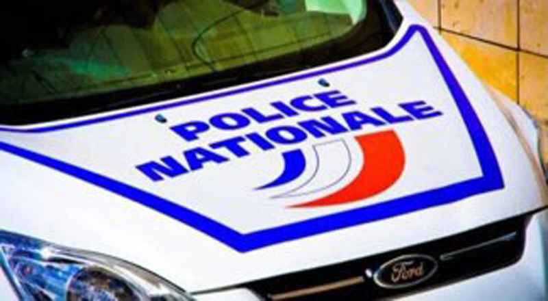 பிரான்ஸில் காவல்துறை அதிகாரியை தாக்கிய பெண் ஒருவர் கைது!