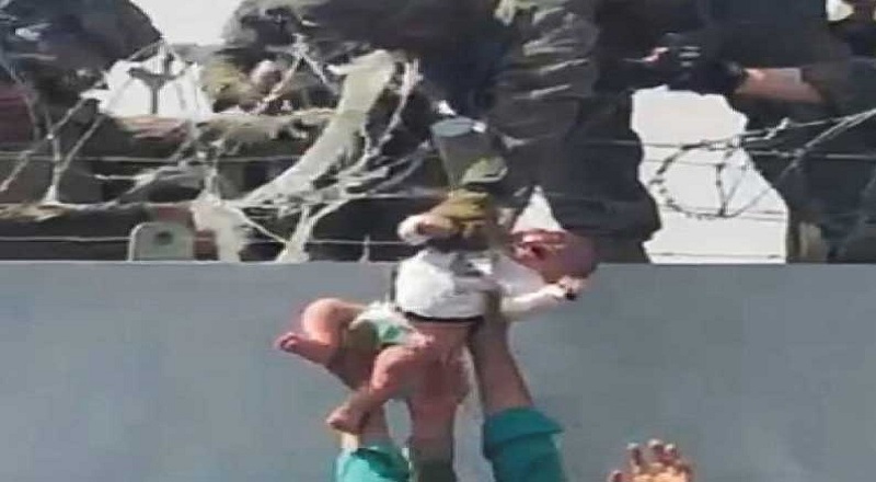 காபூல் விமான நிலையத்தில் அமெரிக்க வீரரிடம் ஒப்படைக்கப்பட்ட குழந்தை மாயம்