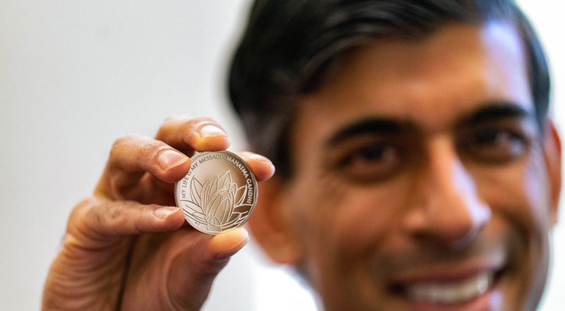 காந்தியின் முகம் பொறித்த நாணயத்தை வெளியிட்ட பிரித்தானியா