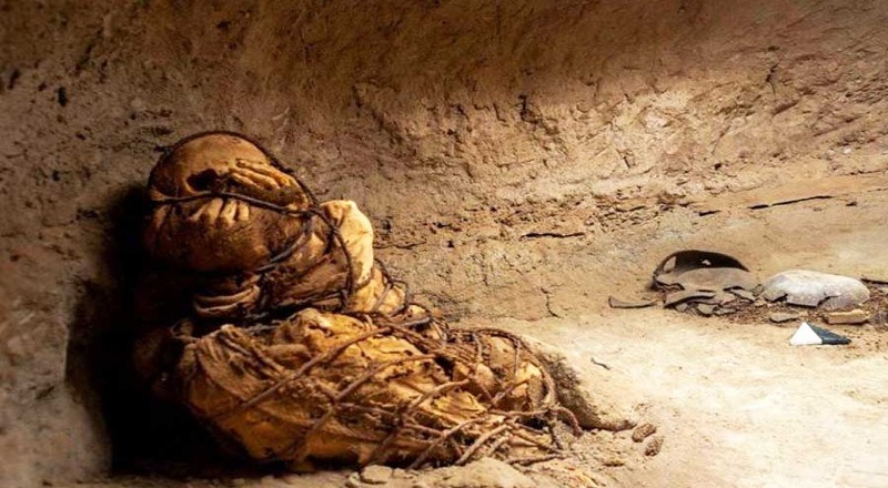 கைகளும் கால்களும் கட்டப்பட்ட நிலையில் கண்டுபிடிக்கப்பட்ட மம்மி