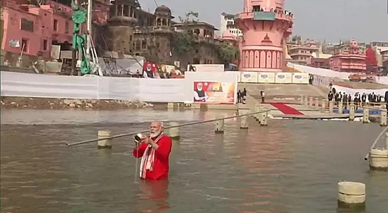 வாரணாசி கங்கையில் பிரதமர் மோடி புனித நீராடி வழிபாடு