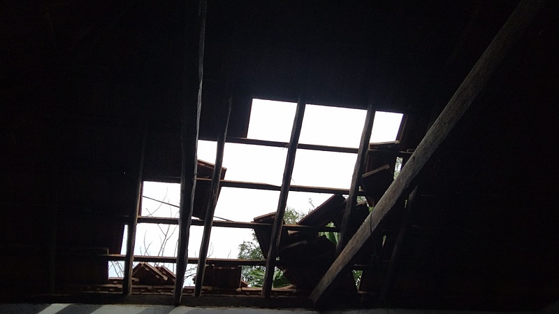 கிளிநொச்சியில் வீசிய பலத்த காற்று: பல வீடுகளில் தூக்கி எறியப்பட்ட கூரைகள்