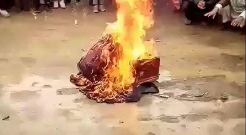 இசைக்கருவியை தீயிட்டு கொளுத்தும் தலிபான்கள்(வீடியோ உள்ளே)