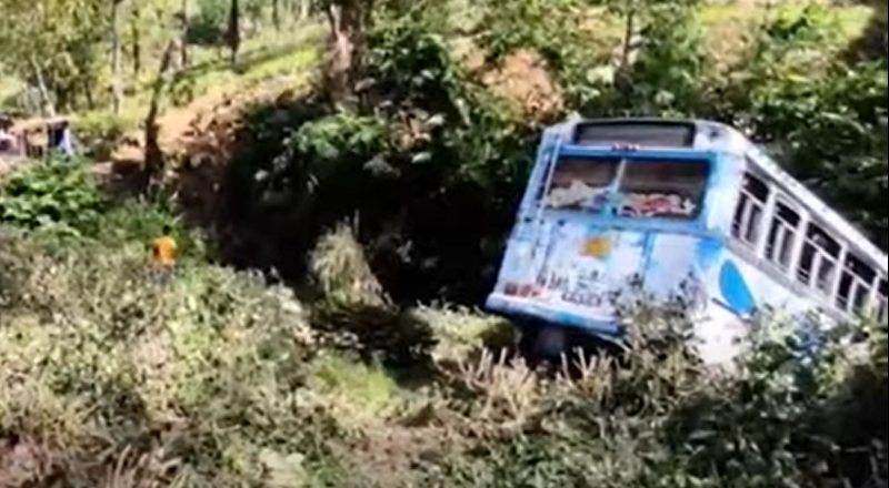 20 அடி பள்ளத்தில் விழுந்த பயணிகள் பேருந்து