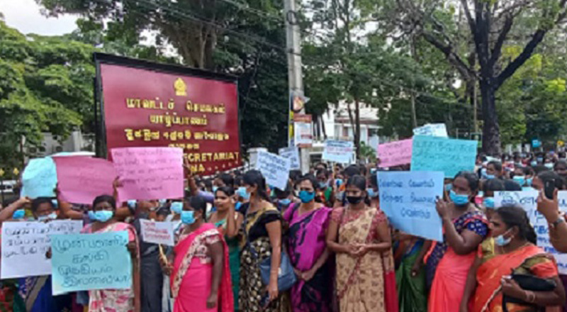 யாழ்.மாவட்ட செயலகத்தை முற்றுகையிட்ட முன்பள்ளி ஆசிரியர்கள்