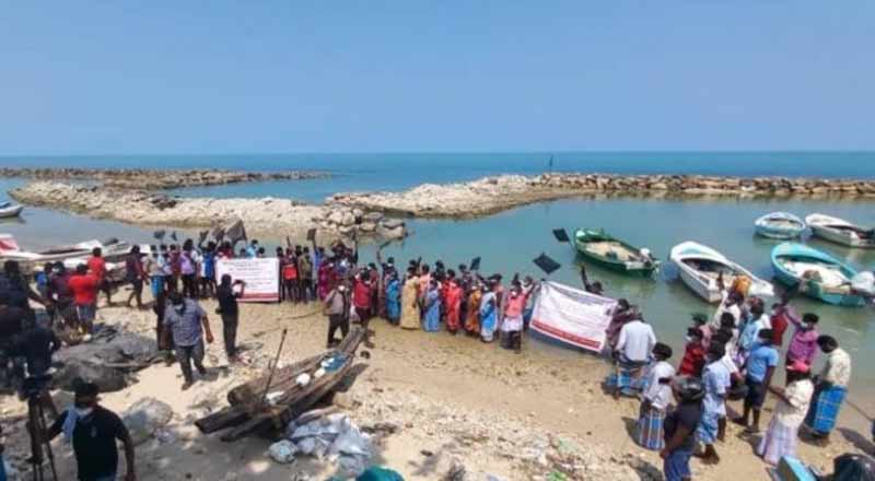 வீதியில் இறங்க தடை விதித்ததால் கடலில் இறங்கி போராடும் மீனவர்கள்