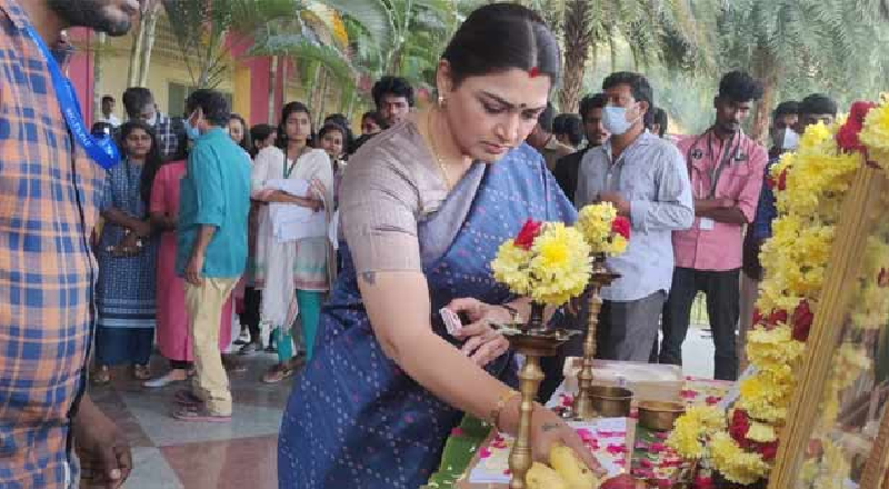 கதாசிரியராக களம் இறங்கிய, தமிழ் சினிமாவின் முன்னணி நடிகை குஷ்பு!