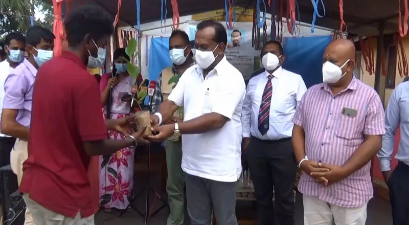 100 ஏக்கர் அரச காணிகளை பகிர்ந்தளித்தார்  அமைச்சர் மஹிந்தானந்த 