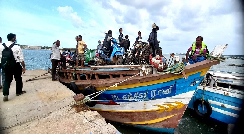 காரைநகர் - ஊர்காவற்துறை படகு சேவை பாதிப்பு:  உயிரிழக்கும் அபாயத்தை தடுக்குமாறு கோரிக்கை