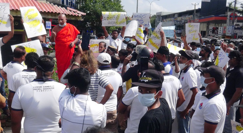 தங்காலை, தம்புள்ளை உட்பட பல நகரங்களில் வீதியை முடக்கி பாரிய ஆர்ப்பாட்டங்கள்