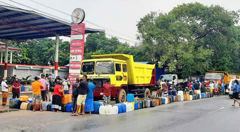 மூன்று நாட்களாக வரிசையில் நிற்கும் மக்கள்: கான்களும் வரிசையில்! 