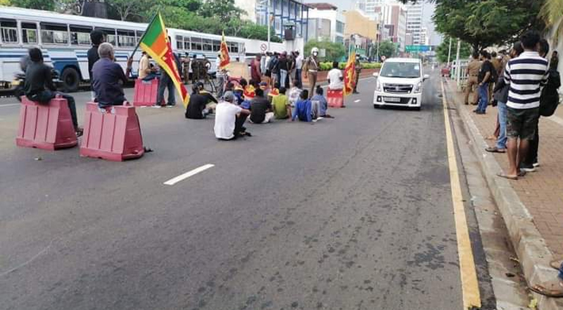 மைனா கோ கம போராட்டக்களத்தை இடித்து தரைமட்டமாக்கிய பொலிஸார் 