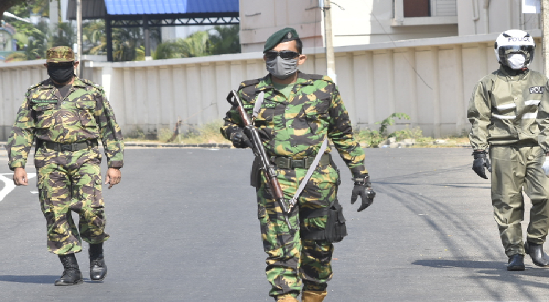 யாழ்.மாவட்டத்திலுள்ள அரசியல் பிரமுகர்களின் அலுவலகங்களுக்கு முன்னால் பாரிய இராணுவ பாதுகாப்பு! 