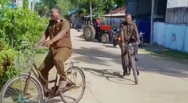 மட்டக்களப்பில் துவிச்சக்கர வண்டியில் கடமையில் ஈடுபடும் பொதுச் சுகாதார பரிசோதகர்கள்!