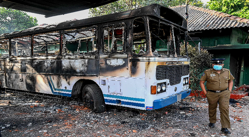 ஏறக்குறைய 40 பொது போக்குவரத்து பஸ்கள் தீயிட்டு அழிக்கப்பட்டுள்ளது - தொழிற்சங்க பிரதிநிதிகள்!