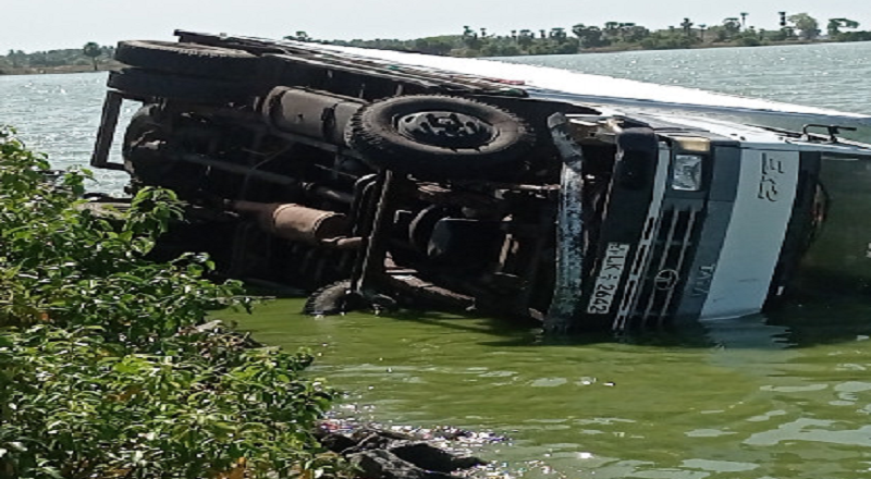 கனரக லொறி ஒன்று வீதியை விட்டுவிலகி ஆற்றில் விழுந்து விபத்து