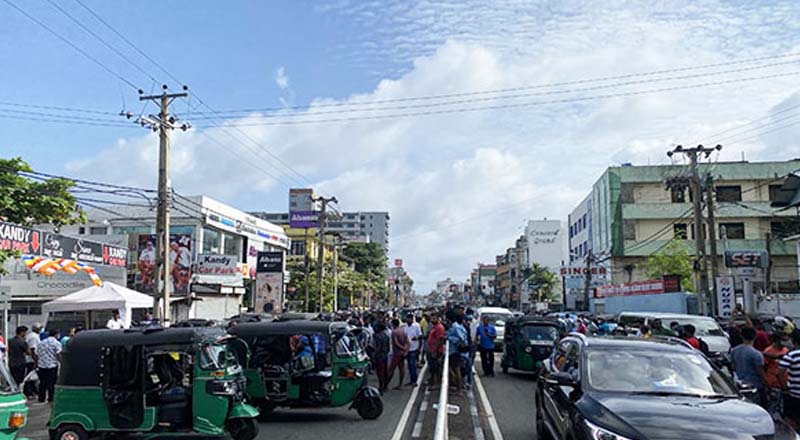 எரிபொருள் வழங்கக் கோரி கொழும்பில் ஆர்ப்பாட்டம்!