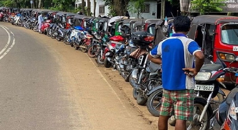 இலங்கையில் பெட்ரோலுக்கு மாற்றீடாக மக்கள் பயன்படுத்தும் பொருட்கள்