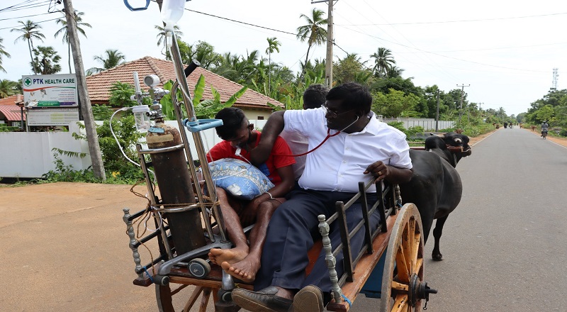 எரிபொருள் தட்டுபாடு காரணமாக நோயாளிகளை மாட்டுவண்டியில் வைத்து சிகிச்சையளிக்கும் நிலை 