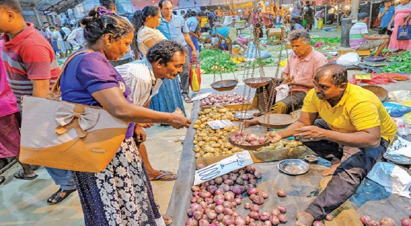 சாப்பிடும் வேளைகளை குறைத்துக்கொண்ட இலங்கை  குடும்பங்கள்