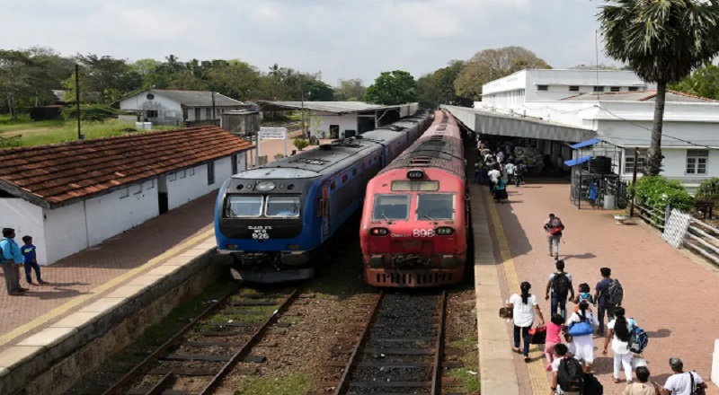 ரயில் இல்லாமையால் நிலைய அதிபர் அலுவலகம் மீது கல் வீசி தாக்குதல்