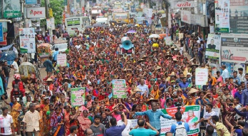 ஊதிய உயர்வு கோரி வேலை நிறுத்த போராட்டத்தில் ஈடுபட்டுள்ள வங்காளதேச தேயிலை தோட்ட தொழிலாளர்கள்