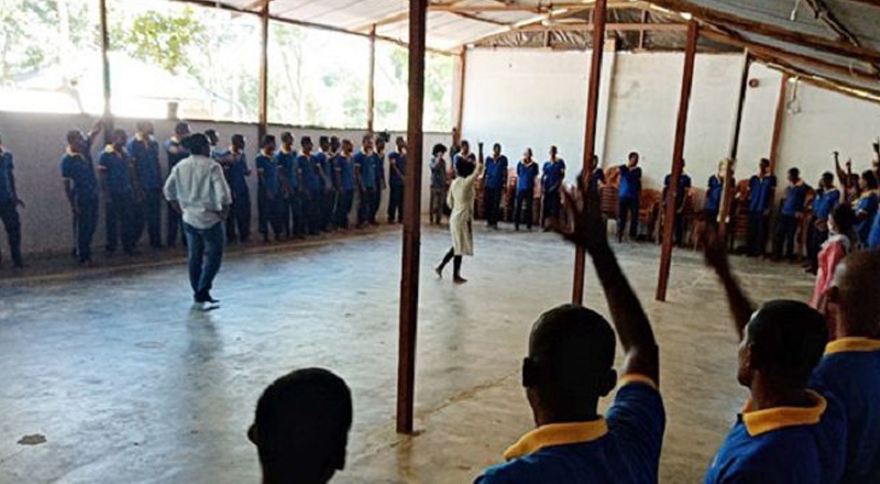 சேனாபுர புனர்வாழ்வு நிலையத்தில் பதற்றம்: தப்பிச்ச செல்ல முயன்ற கைதிகள்: பொலிஸார் குவிப்பு
