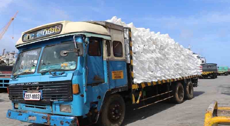  21,000 மெற்றிக் தொன் உரத்தை இலங்கைக்கான இந்திய உயர்ஸ்தானிகர் கோபால் பாக்லே, இலங்கை மக்களுக்கு உத்தியோகபூர்வமாக கையளித்தார்.