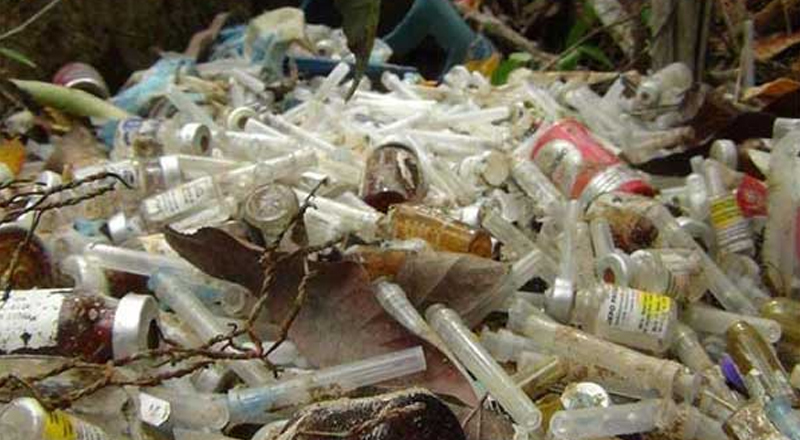 பணம் இல்லாமல் மருத்துவமனைகளில் குவிந்து கிடக்கும் கழிவுகள்