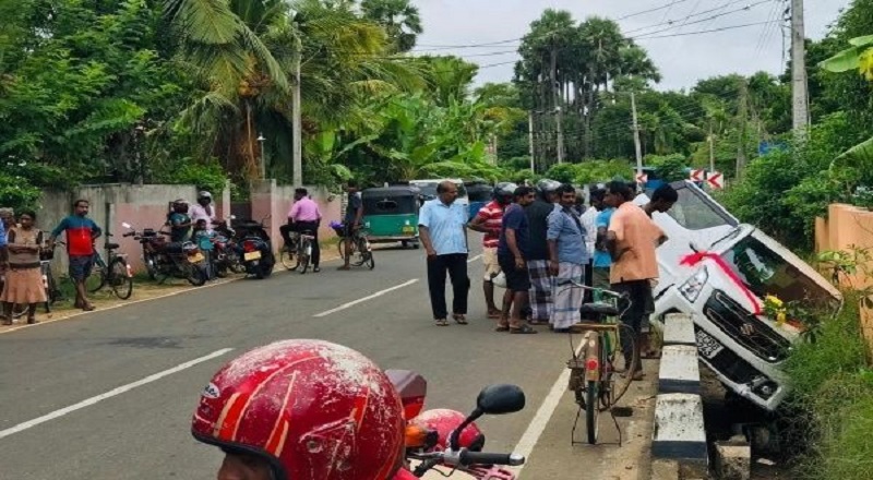 யாழ்ப்பாணம் பண்டத்தரிப்பு பகுதியில் திருமண வீட்டிற்கு சென்ற கார் ஒன்று விபத்து