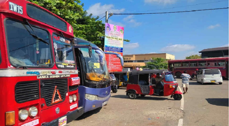 வீதியில் கண்டெடுக்கப்பட்ட பெருந்தொகை பணத்தை உரிமையாளரிடம் ஒப்படைத்த சாரதி மற்றும் பேருந்து ஓட்டுனர்